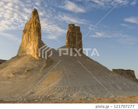 カザフスタン・マンギスタウ 西日に照らされるボズジラの岩山 Bozjyra, Kazakhstan カザフスタン・マンギスタウ 西日に照らされるボズジラの岩山 Bozjyra, Kazakhstan 121707277