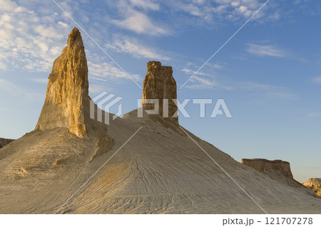 カザフスタン・マンギスタウ 西日に照らされるボズジラの岩山 Bozjyra, Kazakhstan カザフスタン・マンギスタウ 西日に照らされるボズジラの岩山 Bozjyra, Kazakhstan 121707278