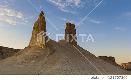 カザフスタン・ウスチュルト台地 ボズジラの夕暮れ / Bozjyra, Mangystau カザフスタン・ウスチュルト台地 ボズジラの夕暮れ / Bozjyra, Mangystau 121707303