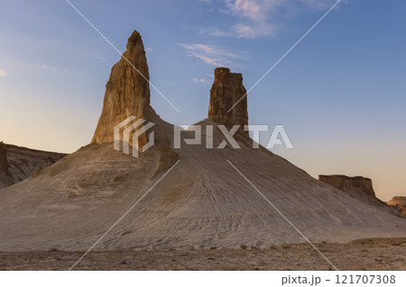 カザフスタン・ウスチュルト台地 ボズジラの夕暮れ / Bozjyra, Mangystau 121707308