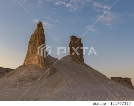 カザフスタン・ウスチュルト台地 ボズジラの夕暮れ / Bozjyra, Mangystau カザフスタン・ウスチュルト台地 ボズジラの夕暮れ / Bozjyra, Mangystau 121707310