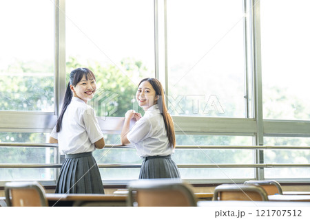 女子高生のポートレート　2人　友達 121707512
