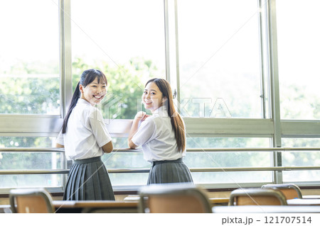 女子高生のポートレート 2人 友達 女子高生のポートレート 2人 友達 121707514