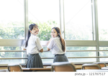 女子高生のポートレート 2人 友達 女子高生のポートレート 2人 友達 121707517