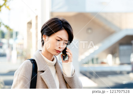 スマートフォンで通話する女性 121707528