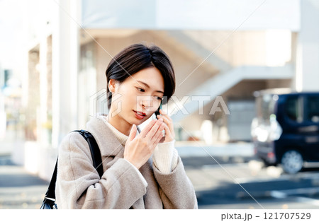スマートフォンで通話する女性 121707529