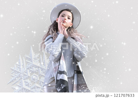 雪の降る中、思いに耽る若い女性 121707633