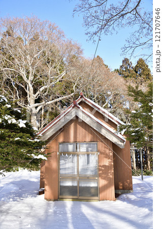 冬の北海道八雲町で浜松神社境内の風景を撮影 121707646