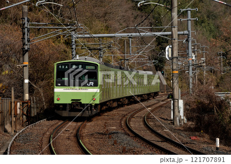 大和路線亀ノ瀬付近を走る201系普通電車6両 大和路線亀ノ瀬付近を走る201系普通電車6両 121707891