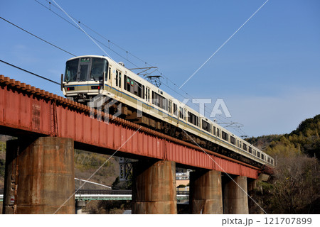 大和路線を走る221系普通電車6両 121707899