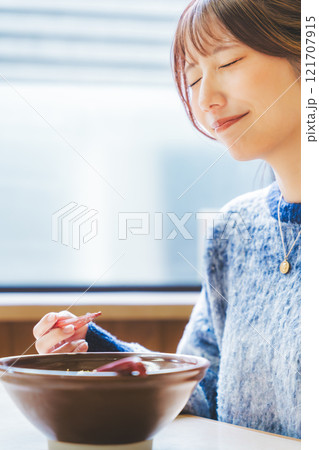 おいしさに、うなる若い女性 121707915