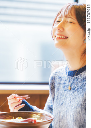 おいしさに、うなる若い女性 121707916