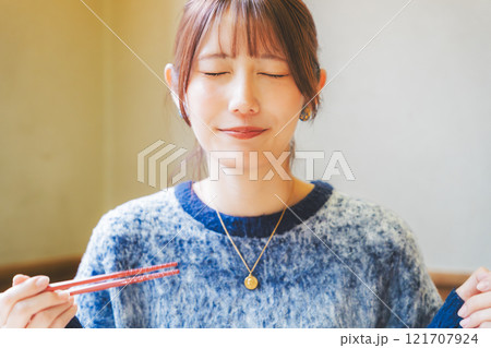 おいしさに、うなる若い女性 おいしさに、うなる若い女性 121707924