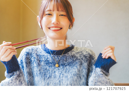 おいしさに、うなる若い女性 121707925