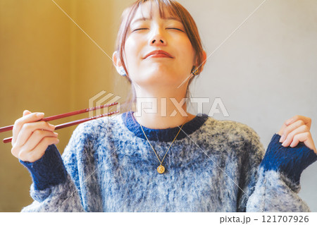 おいしさに、うなる若い女性 おいしさに、うなる若い女性 121707926