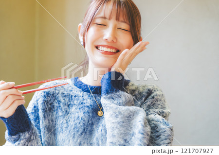 おいしさに、うなる若い女性 121707927