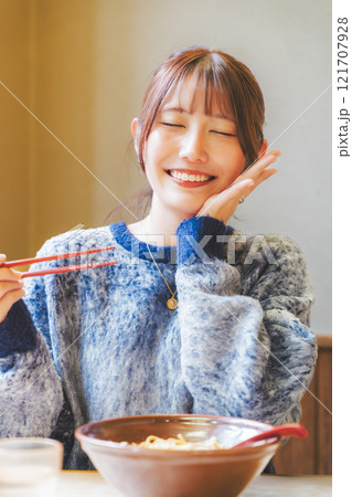 おいしさに、うなる若い女性 121707928