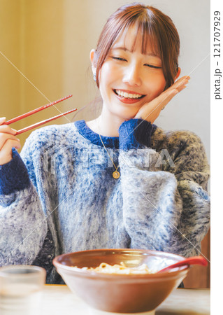 おいしさに、うなる若い女性 121707929