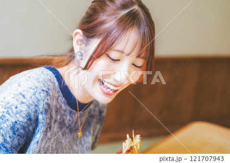 おいしいラーメンを食べてしあわせな若い女性 121707943