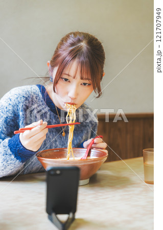 ラーメン食べる姿を配信している、ラーメン女子 ラーメン食べる姿を配信している、ラーメン女子 121707949