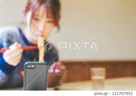 ラーメン食べる姿を配信している、ラーメン女子 121707955