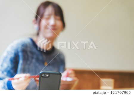 ラーメン食べる姿を配信している、ラーメン女子 ラーメン食べる姿を配信している、ラーメン女子 121707960