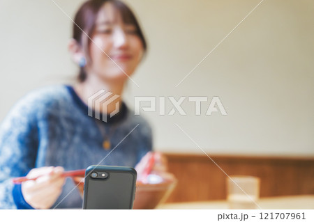 ラーメン食べる姿を配信している、ラーメン女子 121707961