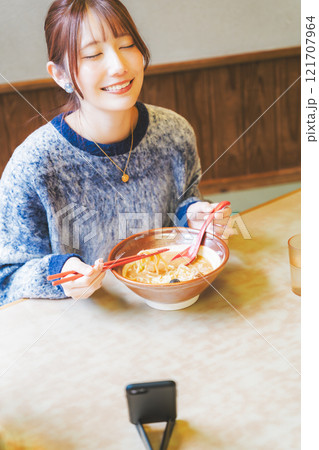 ラーメン食べる姿を配信している、ラーメン女子 121707964