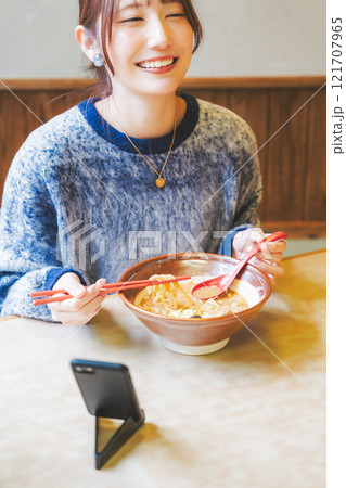 ラーメン食べる姿を配信している、ラーメン女子 121707965