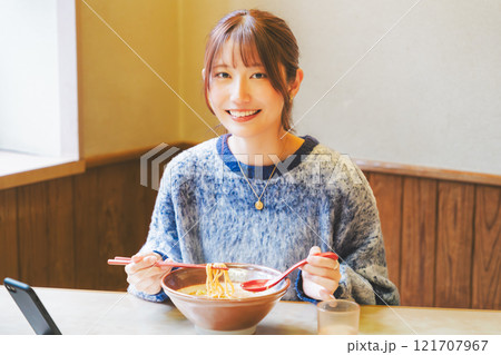ラーメン食べる姿を配信している、ラーメン女子 ラーメン食べる姿を配信している、ラーメン女子 121707967