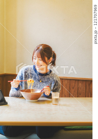 ラーメン食べる姿を配信している、ラーメン女子 121707969