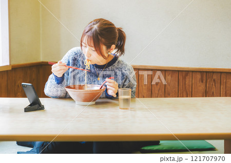 ラーメン食べる姿を配信している、ラーメン女子 ラーメン食べる姿を配信している、ラーメン女子 121707970