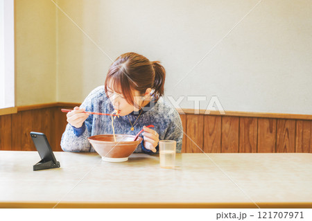 ラーメン食べる姿を配信している、ラーメン女子 121707971
