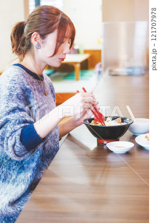 おいしいラーメンを食べてしあわせな若い女性 おいしいラーメンを食べてしあわせな若い女性 121707978