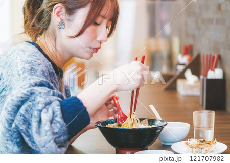 おいしいラーメンを食べてしあわせな若い女性 おいしいラーメンを食べてしあわせな若い女性 121707982