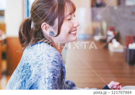 おいしいラーメンを食べてしあわせな若い女性 121707984