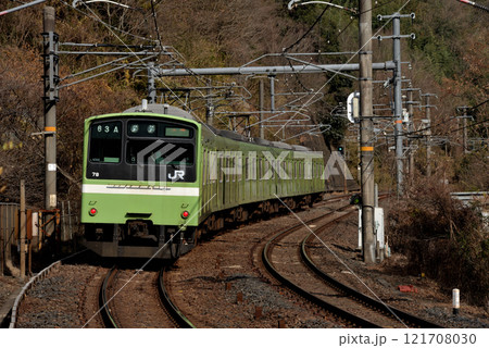 大和路線亀ノ瀬付近を走る201系普通電車6両 121708030