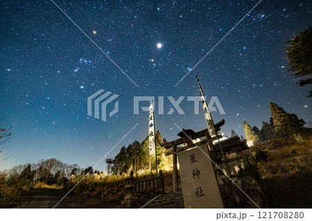 星空に浮かぶ木星とオリオン座 星空に浮かぶ木星とオリオン座 121708280