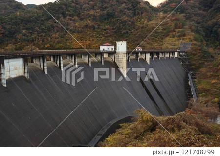 大長見ダムの長い堤体(島根県浜田市) 大長見ダムの長い堤体(島根県浜田市) 121708299