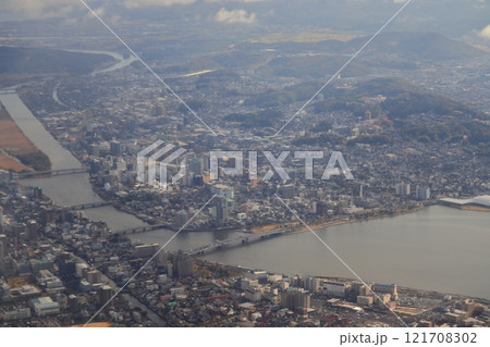 空から見た宍道湖と大橋川沿岸に広がる松江市街地 121708302