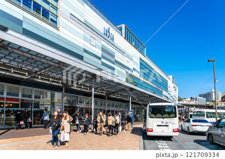 【静岡県】爽やかな青空が広がる熱海駅 【静岡県】爽やかな青空が広がる熱海駅 121709334