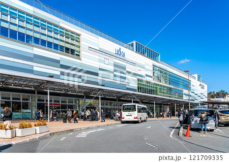 【静岡県】爽やかな青空が広がる熱海駅 121709335
