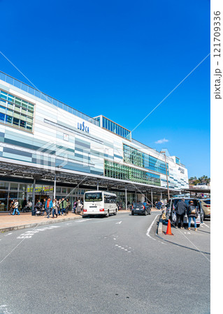 【静岡県】爽やかな青空が広がる熱海駅 121709336