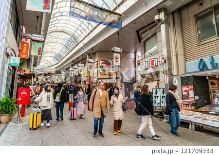 【静岡県】たくさんの観光客で賑わう熱海の仲見世通り商店街 121709338