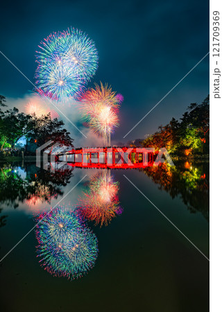 Fireworks night at Hoan Kiem Lake 121709369