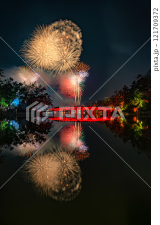 Fireworks night at Hoan Kiem Lake 121709372