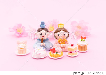 雛人形とケーキ　ひな祭りの食べ物イメージ写真 121709554