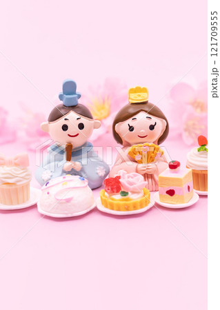 雛人形とケーキ ひな祭りの食べ物イメージ写真 雛人形とケーキ ひな祭りの食べ物イメージ写真 121709555