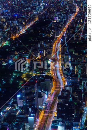 大阪の夜景と車の光跡 121709640