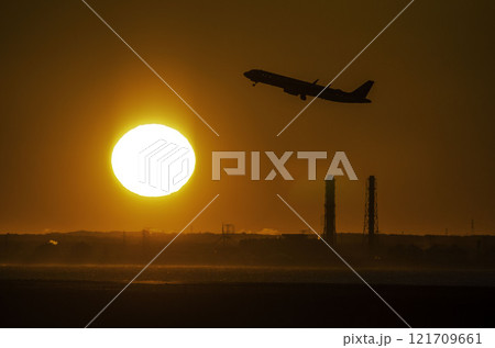 羽田空港の初日の出と離陸した飛行機、新たなる旅立ち 羽田空港の初日の出と離陸した飛行機、新たなる旅立ち 121709661